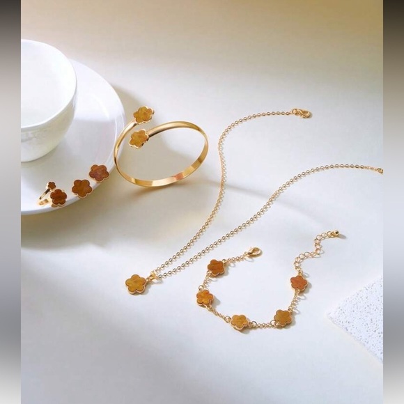 Elegant Gold Flower Jewelry Set - Picture 4 of 4